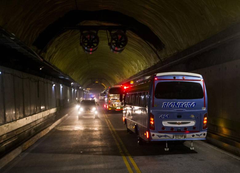 Las tarifas del peaje para cruzar por el túnel de Oriente son fijadas desde el Ministerio del Transporte. FOTO JULIO CÉSAR HERRERA