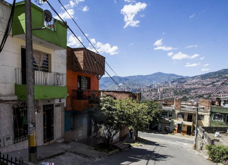 En el barrio La Piñuela, ubicado en la comuna 4 de Medellín, viven alrededor de 5.000 personas. FOTO JULIO C. HERRERA