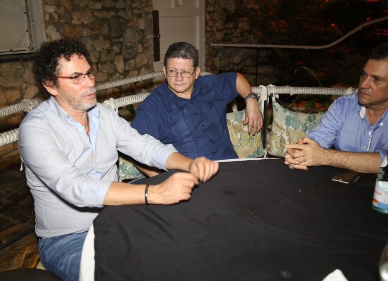 El exalcalde de Medellín, Alonso Salazar, se reunió con Félix Muñoz Lascarro alias “Pastor Alape” y Jorge Torres Victoria alias “Pablo Catatumbo”. FOTO @AlapePastorFARC 