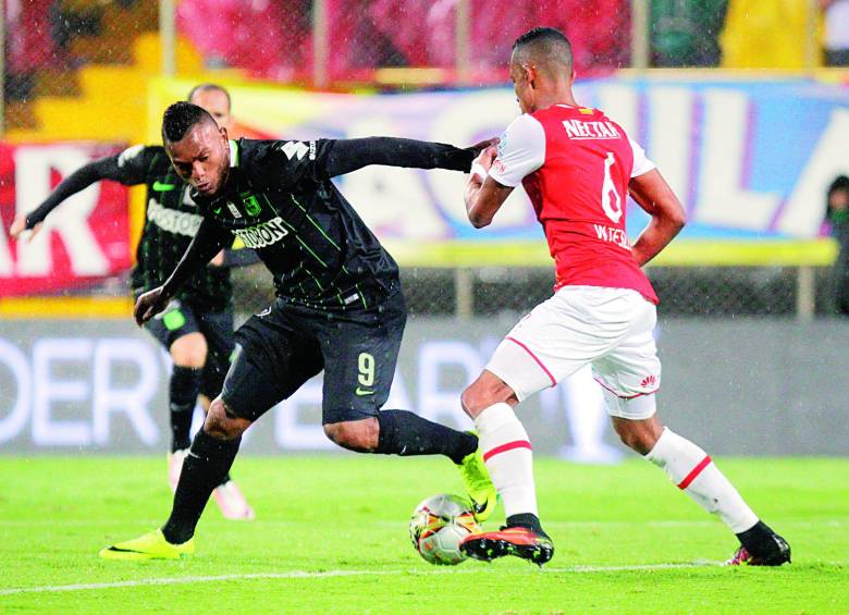 Imagen del último duelo entre Nacional y Santa Fe en el estadio de Techo. Esta vez Miguel Borjá estará ausente por su convocatoria a la Selección Colombia. FOTO archivo Colprensa