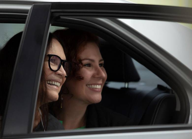 La secretaria de la Cultura, la actriz Regina Duarte (i), acompañada por la diputada Carla Zambelli (d) sonríen desde un vehículo a la salida del Palacio do Alvorada, después de reunirse con el presidente de Brasil, Jair Bolsonaro, este miércoles, en Brasilia. FOTO: EFE