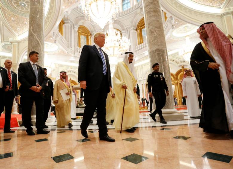 El rey Salmán de Arabia Saudita acompañó en todo momento al presidente estadounidense durante el segundo día de su gira por Medio Oriente. Este instó a una alianza contra el terror. FOTO Reuters