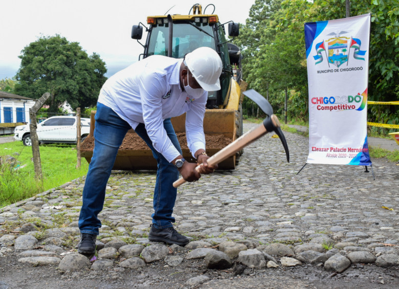 El alcalde de Chigorodó, Eleazar Palacio, en la ceremonia de inicio de obras. FOTO CORTESÍA 