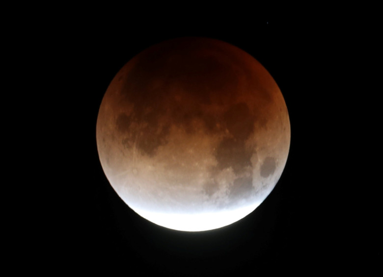 El eclipse lunar total, particularmente raro por su tamaño, dio este miércoles un espectáculo visible en gran parte del planeta. FOTO REUTERS 