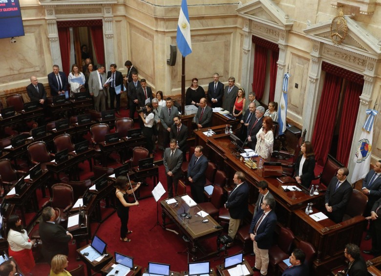 Congresistas argentinos participaron este viernes en una sesión del Senado, en Buenos Aires. La expresidenta de Argentina Cristina Fernández (2007-2015), actual vicepresidenta del país, debutó este viernes como titular del Senado. Foto: EFE. 