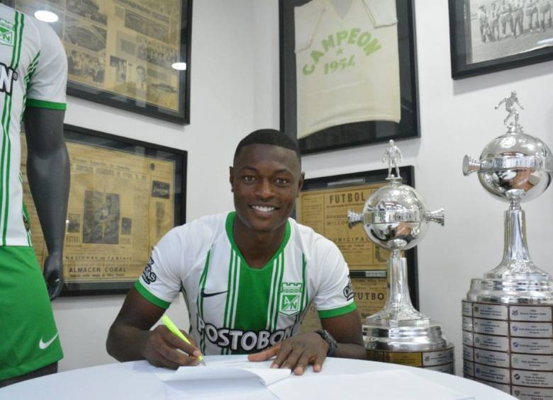 González Lasso en el momento de la firma del contrato que lo une al club verde. FOTO CORTESÍA ATLÉTICO NACIONAL