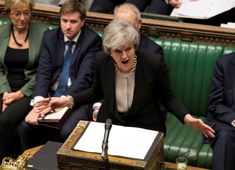 La primera ministra británica Theresa May mantuvo sus contactos con sus colegas conservadoras para no soltar las riendas del poder. AFP
