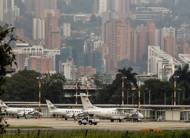 Aviones en el muelle aéreo del aeropuerto Olaya Herrera en Medellín. Foto: Jaime Pérez Munévar