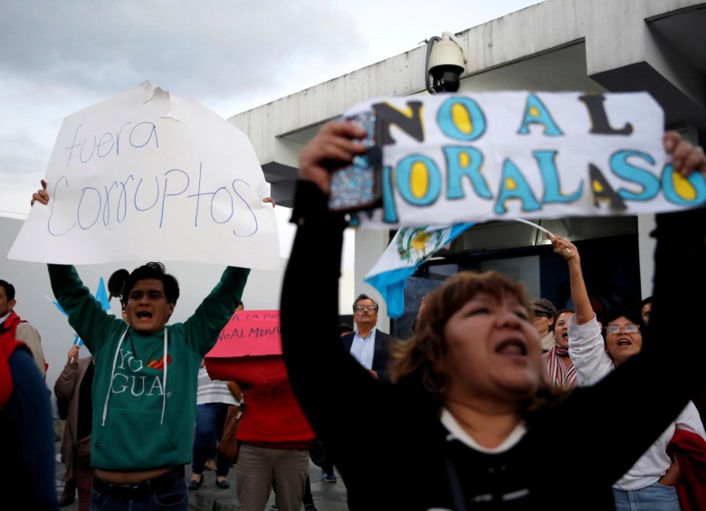El domingo, tras detener al colombiano Yilen Osorio, guatemaltecos fueron al aeropuerto a rechazar la decisión. FOTO reuters