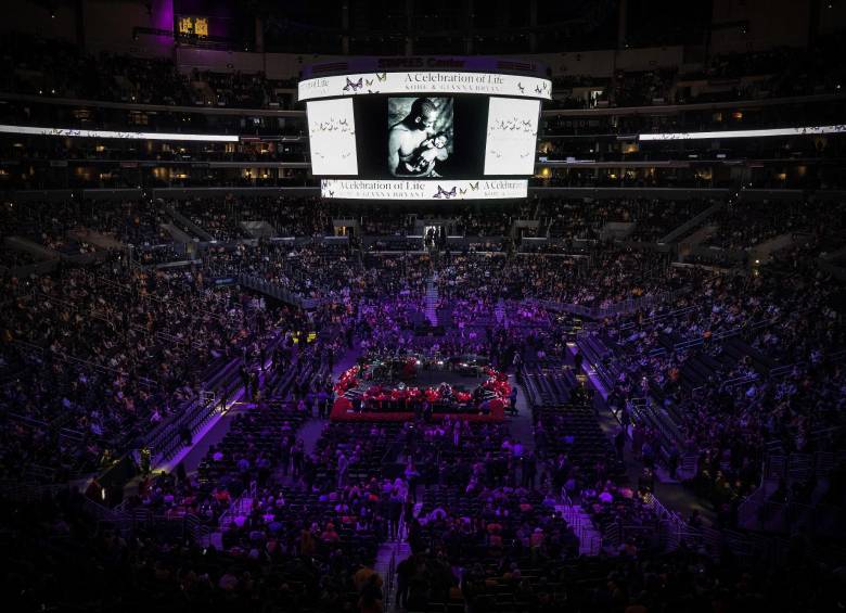 Con el título “Celebración de la vida”, el recinto y sede del equipo Los Angeles Lakers albergó unas 20.000 personas que participaron en un acto oficiado por el presentador Jimmy Kimmel. Foto: EFE