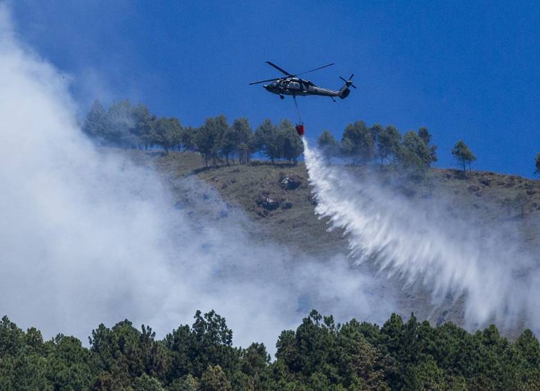 Incendio del Cerro Quitasol y control de las llamas por los Bomberos y el helicóptero de la Fuerza Aérea, la semana pasada. FOTO Edwin Bustamante