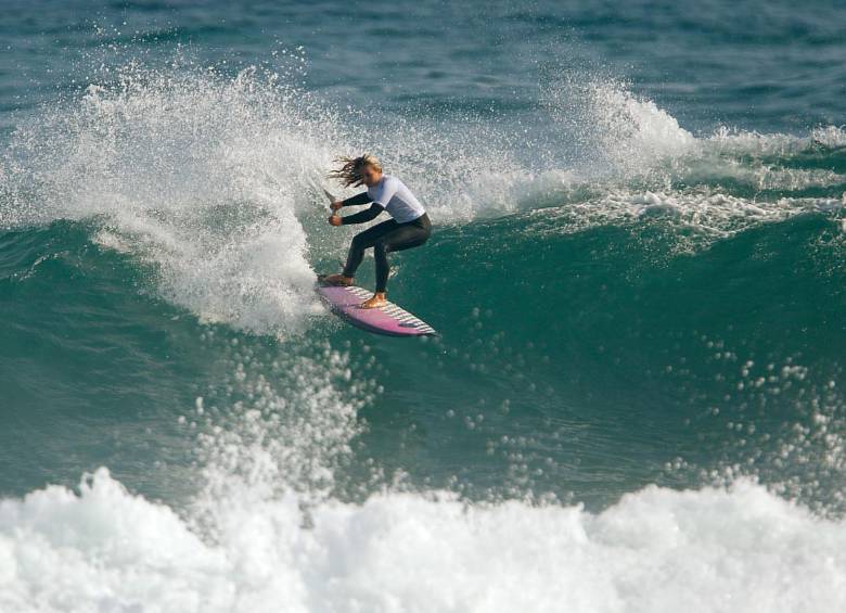 Isabella Gómez se encargó de abrir la tanda de 2 medallas de oro para el surf colombiano en Panamericanos. FOTO cortesía coc 