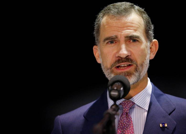 El Rey Felipe VI aprovechó para felicitar al presidente Juan Manuel Santos por el Premio Nobel de Paz. FOTO Reuters