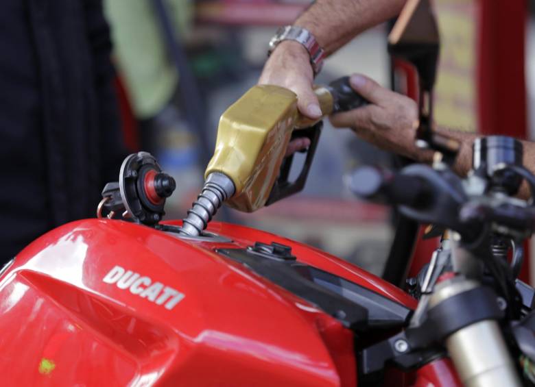 Se estima una disminución de 1.200 pesos en el precio de la gasolina y de 800 pesos en el del diésel. FOTO: Colprensa.