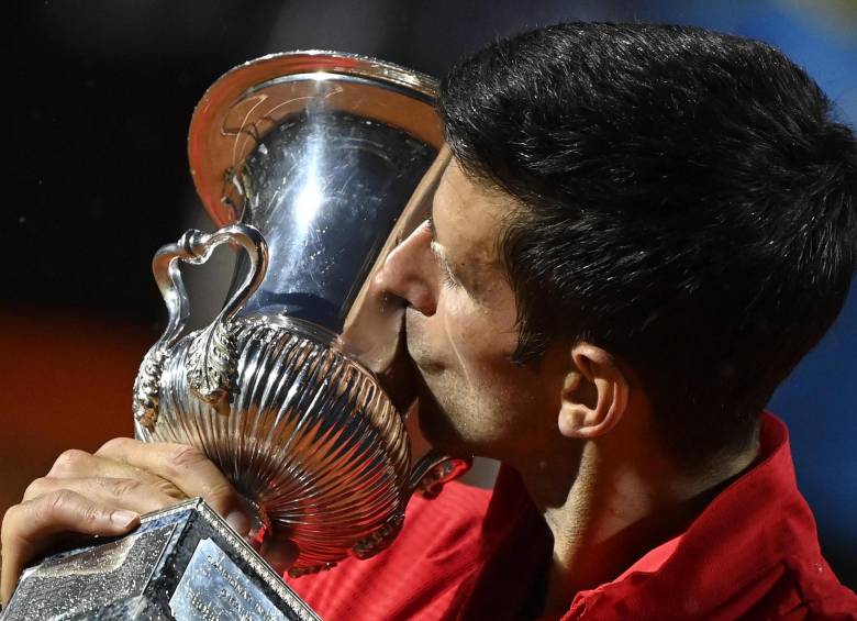 El tenista Novak Djokovic festejó un nuevo trofeo. FOTO EFE