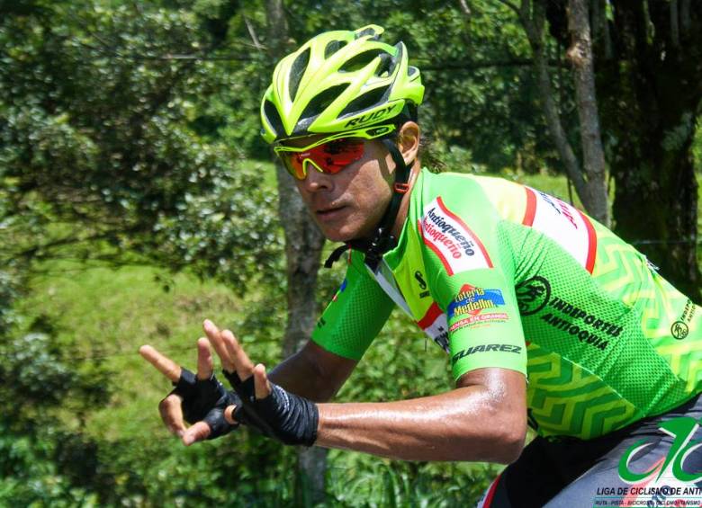 Jáder Betancur se sabía el recorrido de memoria. Así lo indicaron sus dedos a 7 km de meta. FOTO LISETH SÁNCHEz-liga DE ANTIOQUIA