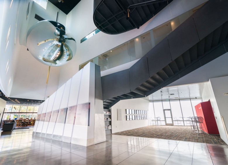 Prototipo del Reflector orbital en la exhibición del Gran Salón Donald W Reynolds en el Museo de Arte de Nevada, en 2016. Fotografía: Chris Holloman / Cortesía del Museo de Arte de Nevada.