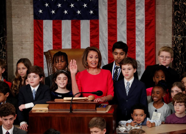 Nancy Pelosi en su juramento como presidenta de la Cámara Baja de Estados Unidos, acompañada de sus nietos. Foto: Reuters