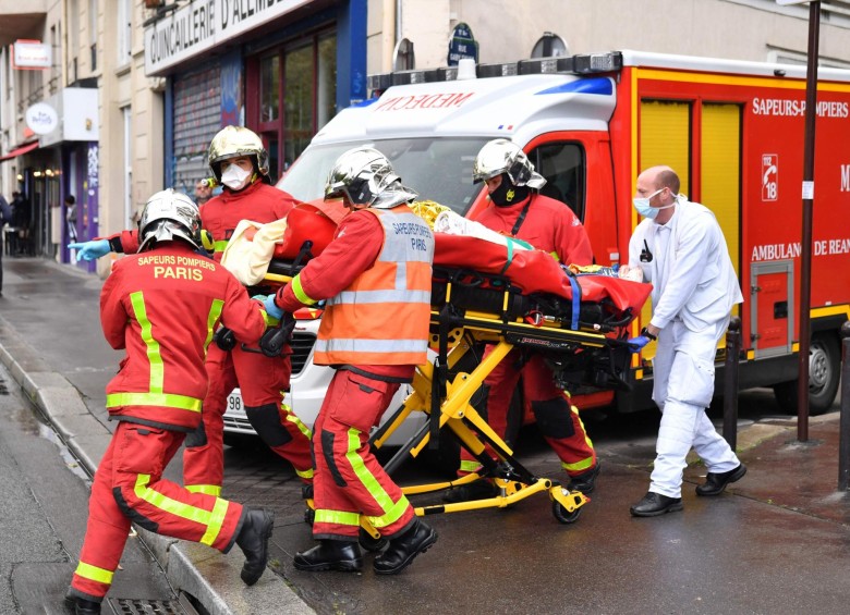 Unidades de bomberos atendieron a los heridos en el boulevard Richard Lenoir, en París. FOTO AFP