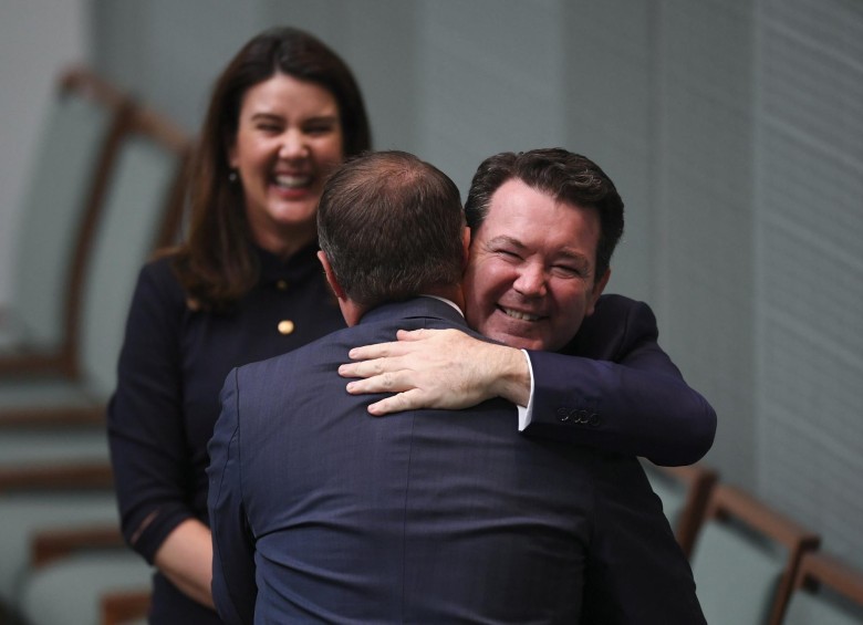 El senador Dean Smith felicita al diputado Tim Wilson luego del debate en el Parlamento de Australia. . FOTO: Reuters