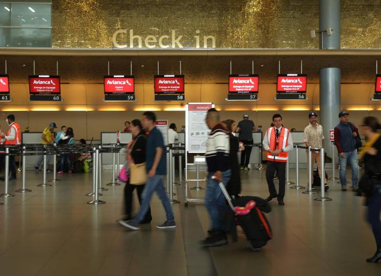 Viajeros en el aeropuerto El Dorado. FOTO COLPRENSA