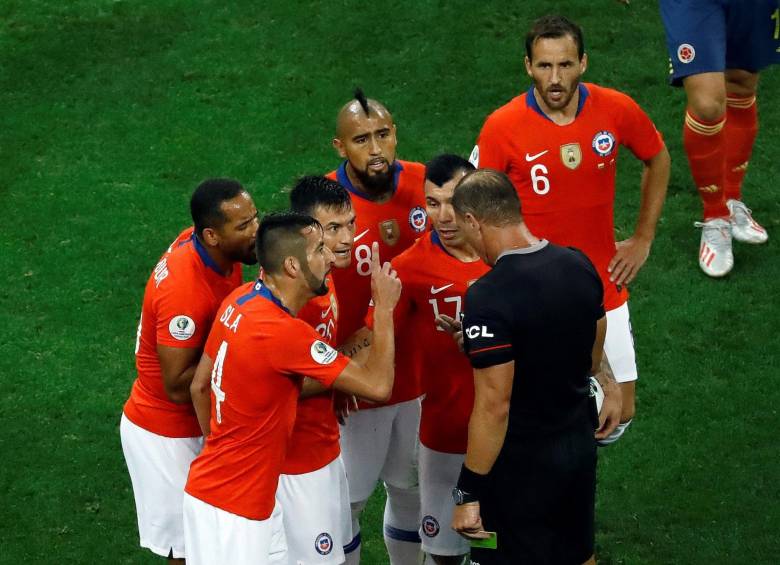 El Var anula el primer gol de Chile y el partido continúa 0-0. FOTO EFE