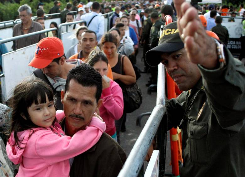 Alrededor de 130.000 venezolanos cruzaron la frontera entre el sábado y el domingo, según Cancillería. FOTO Reuters