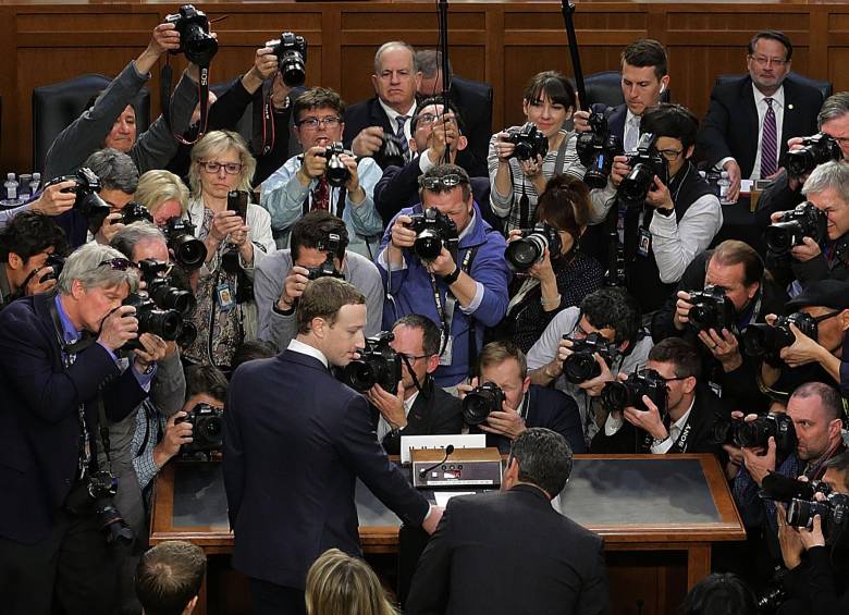 En el Capitolio, donde el Comité de Comercio y el de Justicia del Senado lo confrontaron, Zuckerberg comprendió la presión: “Nos enfrentamos a cuestiones importantes sobre privacidad y democracia. Y con razón ustedes tendrán preguntas difíciles”. FOTO afp
