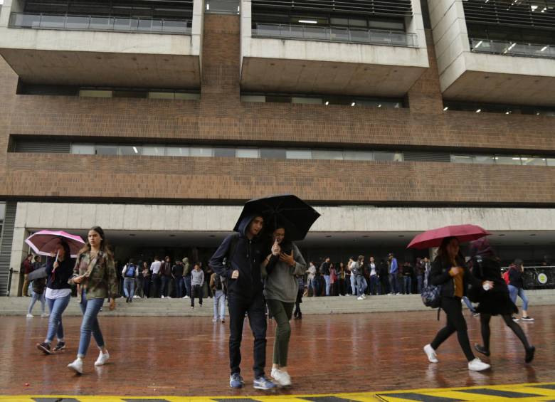 Un estudio elaborado por la Asociación Colombiana de Universidades (Ascun), el 75% de los estudiantes tienen un ingreso en sus hogares inferior a dos salarios mínimos, el 20 % viven en sus hogares con 5 o más personas, y el 87 % ha tenido disminución de ingresos durante la pandemia. Foto: Colprensa. 