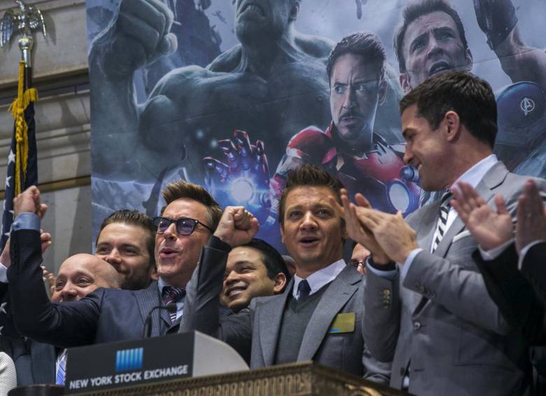 Robert Downey Jr. y Jeremy Renner dieron el campanazo oficial a la jornada en Wall Street. FOTO Reuters