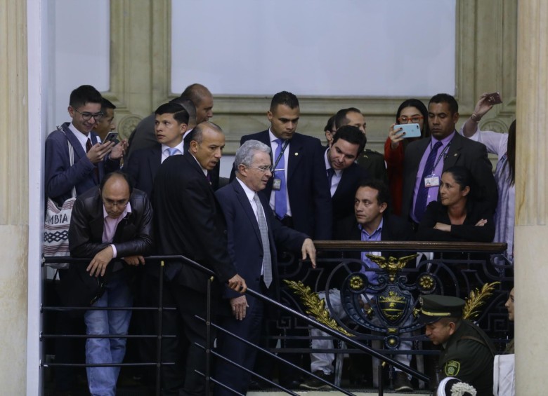 El senador Álvaro Uribe Vélez subió a las barras para encontrar al autor del paracaídas con los cuatro ratones vivos. FOTO Colprensa