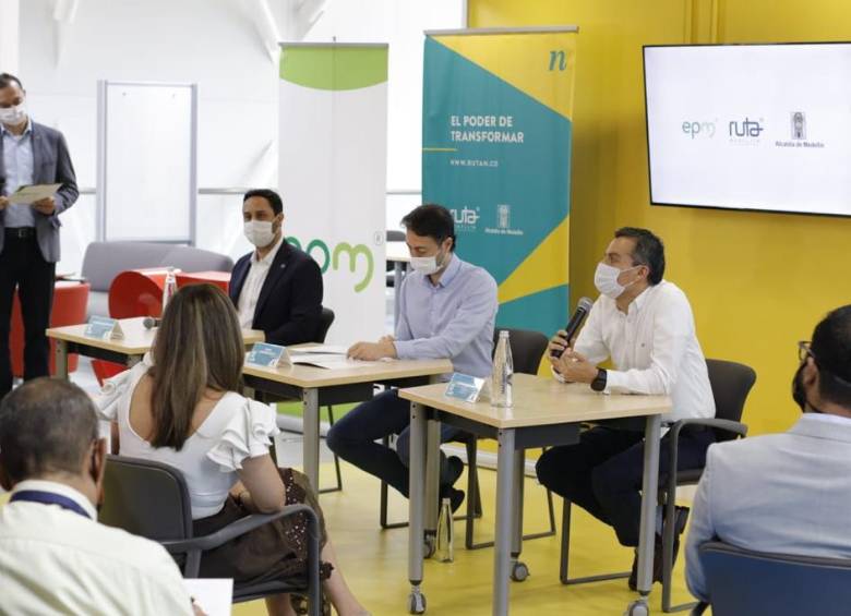 El alcalde de Medellín, Daniel Quintero, en la firma del convenio para la puesta en marcha del Centro de Innovación, Emprendimiento y Transformación Digital (CIET). FOTO CORTESÍA EPM