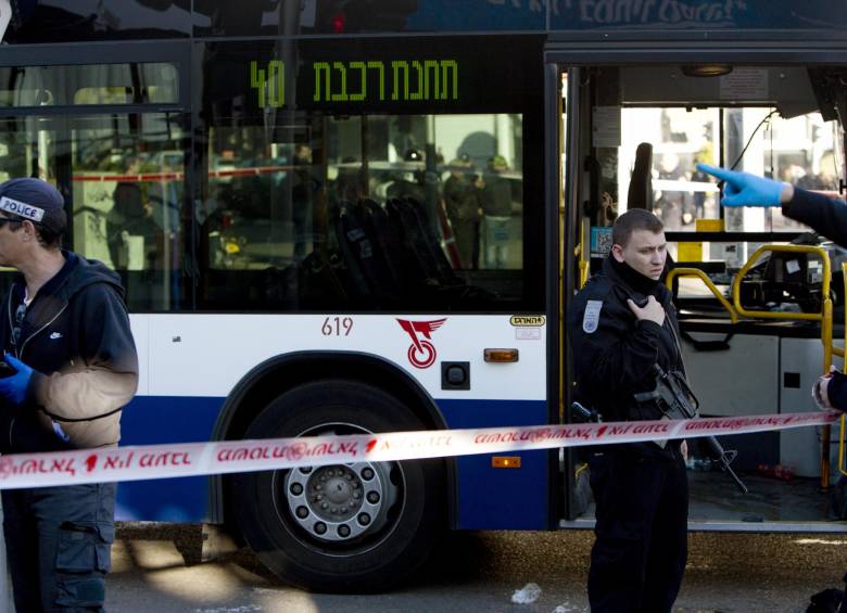 A primera hora de la mañana de este miércoles, un joven palestino de 23 años procedente de Tulkarem, en la Cisjordania ocupada, y aún sin identificar, atacó a varios pasajeros en el interior del autobús público en el sur de Tel Aviv. FOTO AP