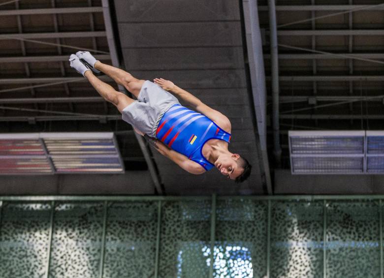 Ángel Hernández, número uno de gimnasia de trampolín en Colombia, es la carta para buscar una buena figuración. Esta modalidad abrirá el certamen que incluye rítmica y artística. FOTO Jaime Pérez