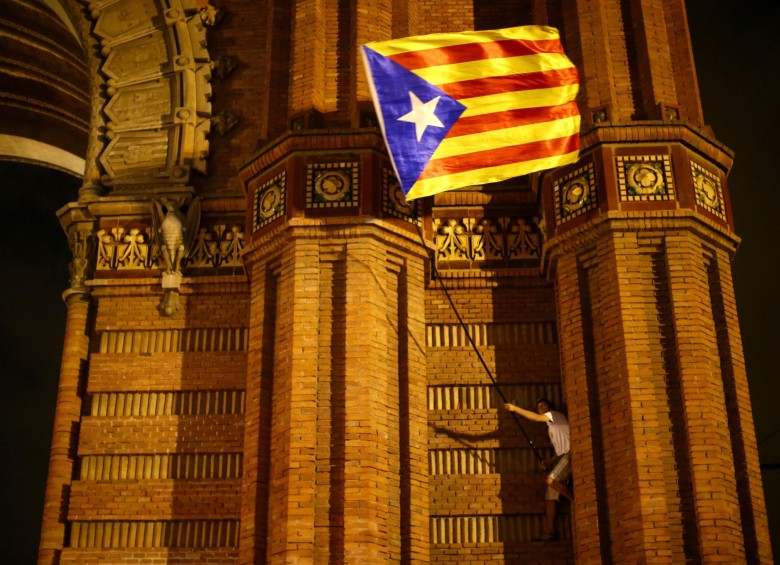 La decepción fue el común denominador entre los ciudadanos que apoyan la independencia de Cataluña, luego de la declaración, poco contundente, de su gobierno frente a esa opción. FOTO afp