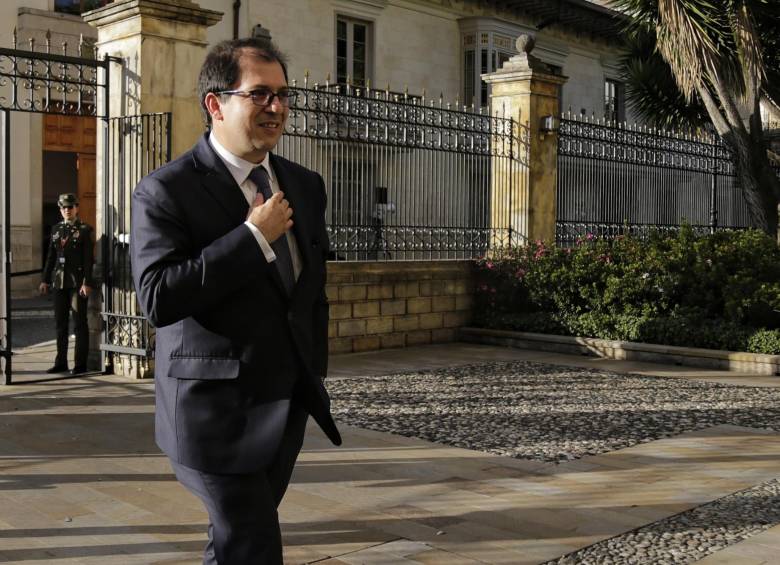 Francisco Barbosa a su salida de la Corte Suprema de Justicia, luego de reunirse con los magistrados que votaron su elección como fiscal general. FOTO Colprensa