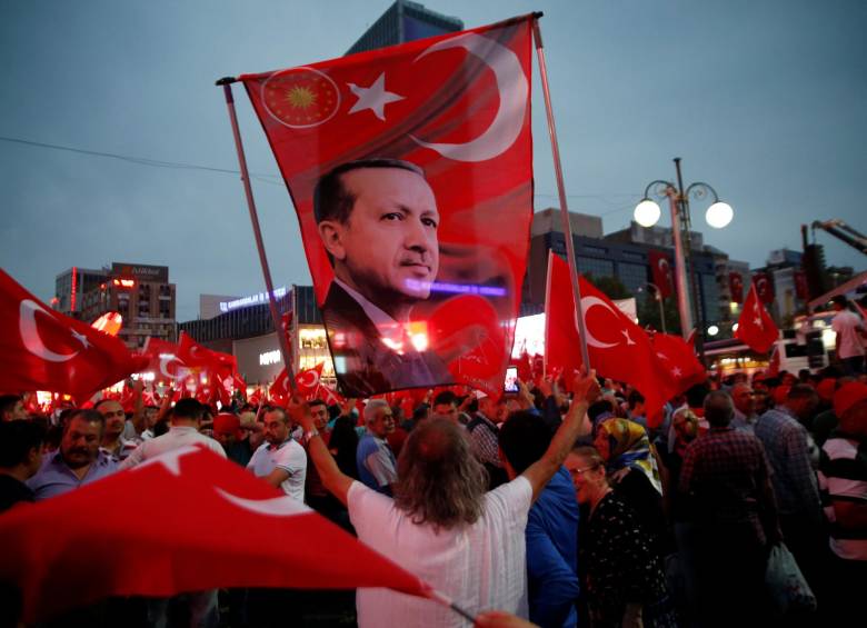 Los seguidores de Erdogan continúna saliendo a las calles para defender los intereses y propuestas de su mandatario. El apoyo de las masas frenó golpe y hoy fortalece al líder. FOTO reuters