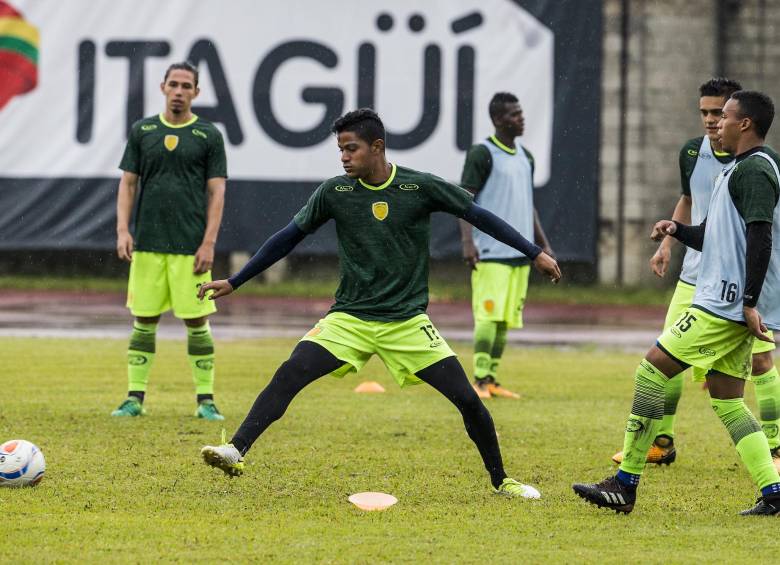 Kevin Rendón, entre los viajeros de Itagüí. FOTO JAIME PÉREZ