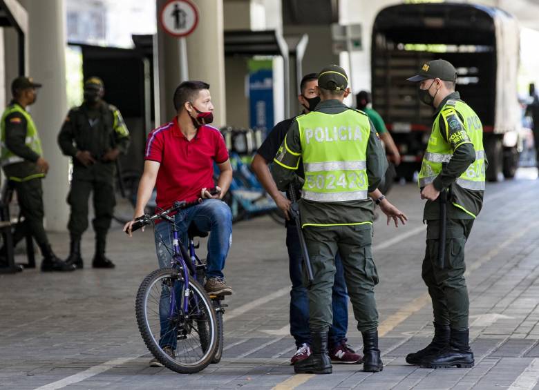 La fuerza pública mantendrá la vigilancia de los lugares más concurridos de la comuna 10 de Medellín. FOTO jaime pérez