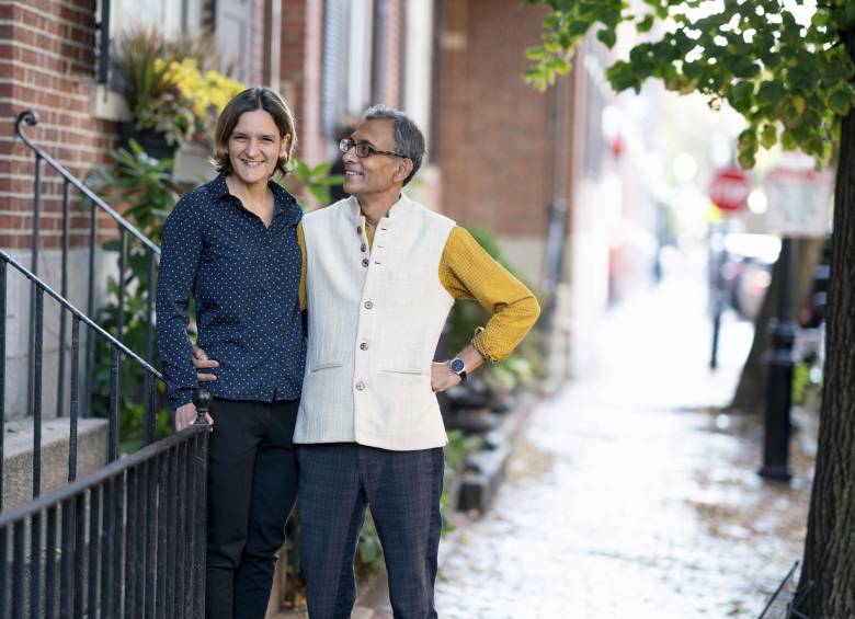Esther Duflo y Abhijit Banerjee. FOTO AFP