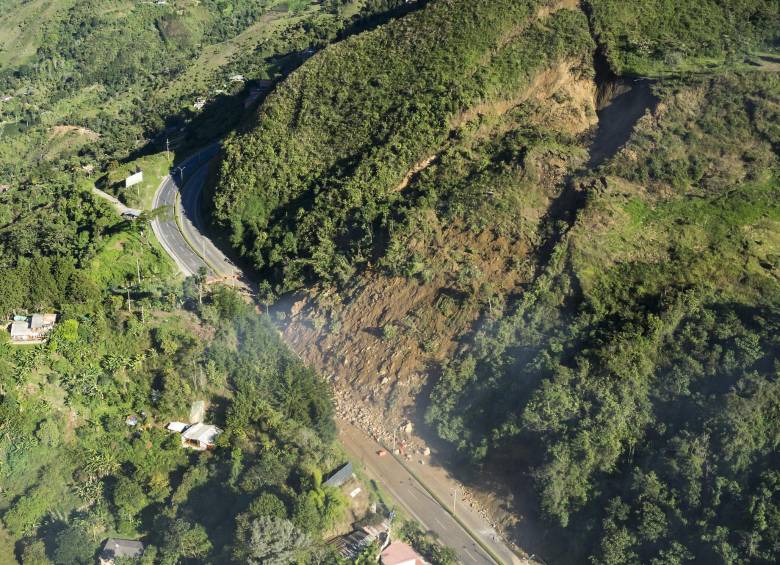 Autoridades dijeron que si bien con la detonación no cayó todo el material que se esperaba, la montaña asentó. FOTO Esteban Vanegas