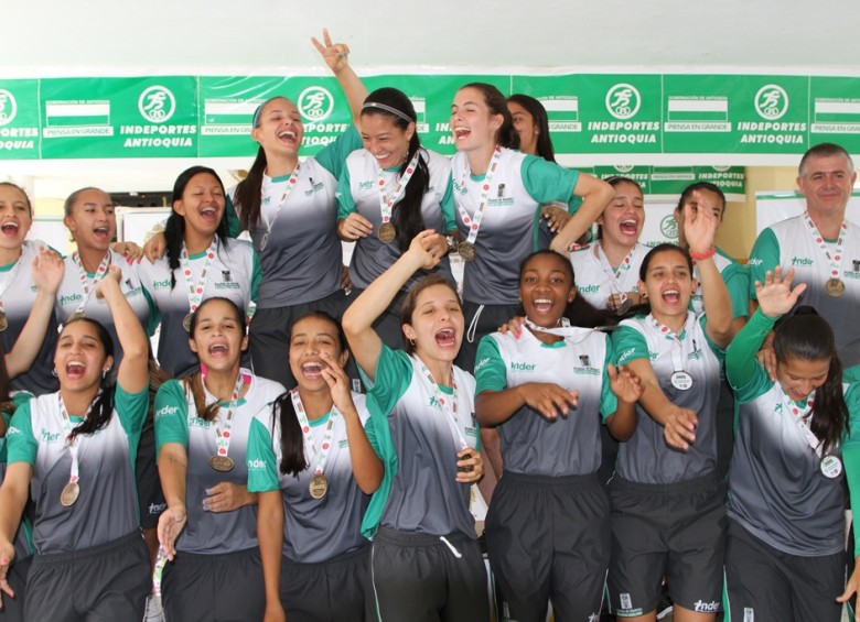 Las mujeres de Medellín logran los máximos logros en deportes de conjunto (fútbol, voleibol y fútbol salón).