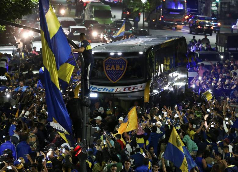 Hinchas de Boca despiden al plantel con impresionante banderazo