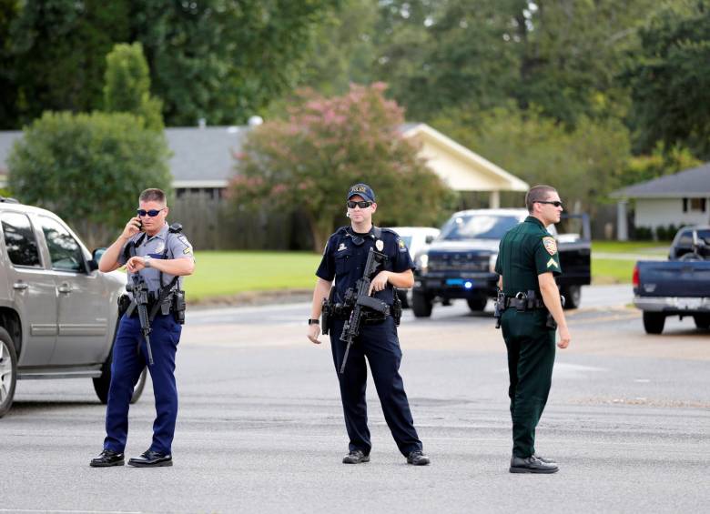 Agentes de policía custodian la estación de Baton Rouge después del tiroteo. FOTO Reuters
