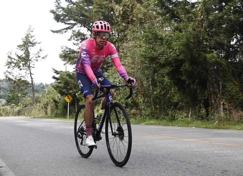 Rigoberto Urán y otros 110 ciclistas profesionales tienen el permiso del Ministerio de Deporte y la Federación Colombiana de Ciclismo para entrenar en carretera. FOTO EFE 