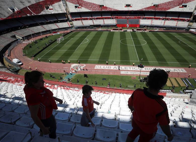 Aficionados salen del Monumental luego del anuncio de que el partido será reprogramado. FOTO EFE