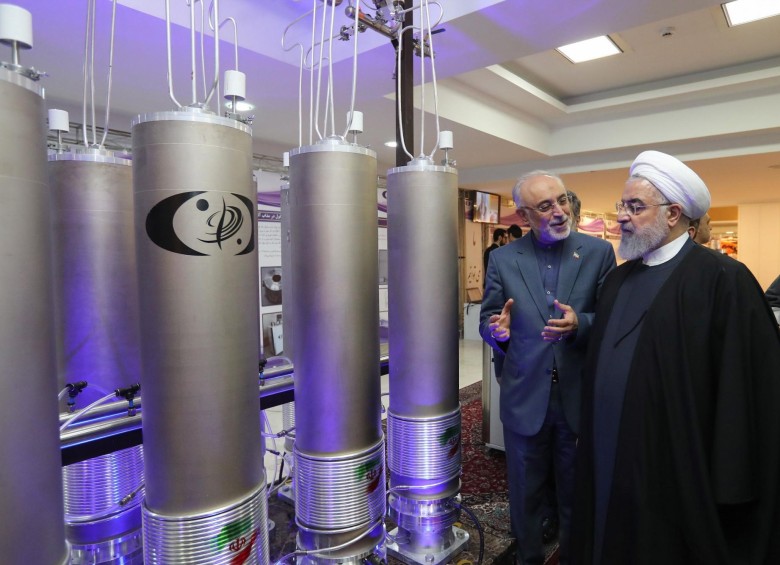 El presidente de Irán, Hassan Rouhani, inspeccionando los laboratorios de tecnología nuclear de su nación. FOTO: Agencia EFE.