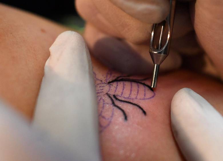 El tatuaje de la abeja por las víctimas de Mánchester