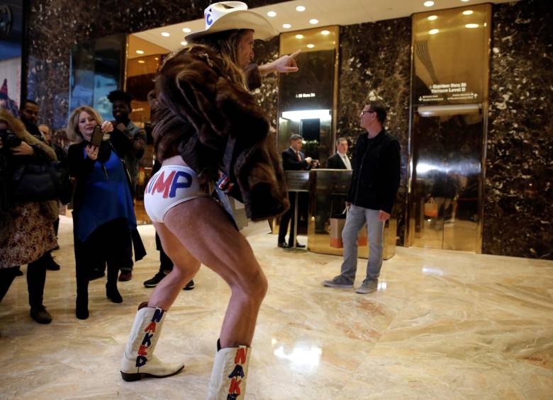 Uno de los personajes más conocidos de Times Square, el famoso “Vaquero Desnudo”, no pudo escapar la tentación de aprovechar las cámaras y se presentó en la Torre Trump. FOTO REUTERS