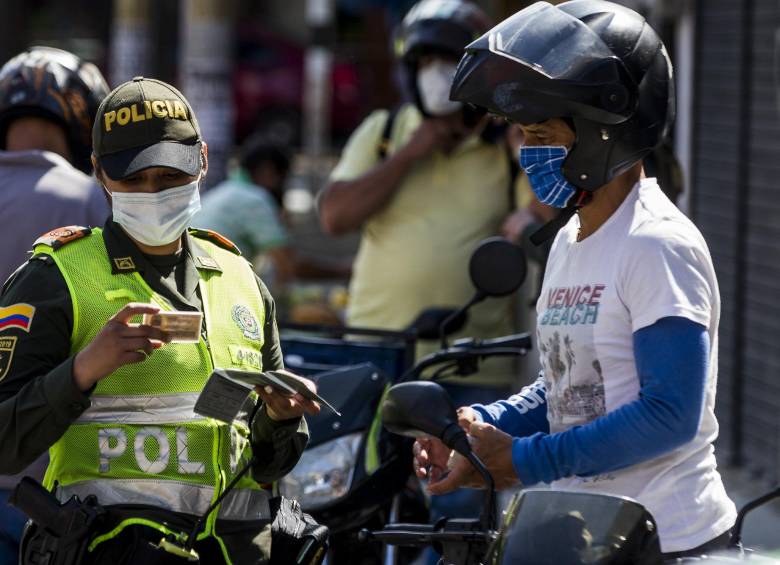 Este será el último fin de semana con pico y cédula en Medellín. No se relaje y respete las medidas gubernamentales. FOTO: JULIO CÉSAR HERRERA.